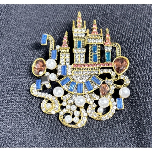 UNBRANDED/ UNSIGNED Jewelry - Costume‎ Designer Style Cinderella Castle Rhinestone Pearl Pin Brooch